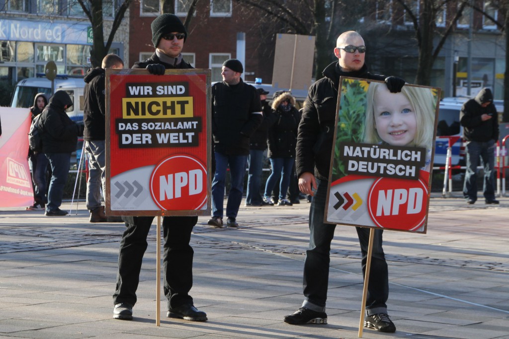 Zwei deutsche Recken mit Sonnenbrillen bei der NPD.